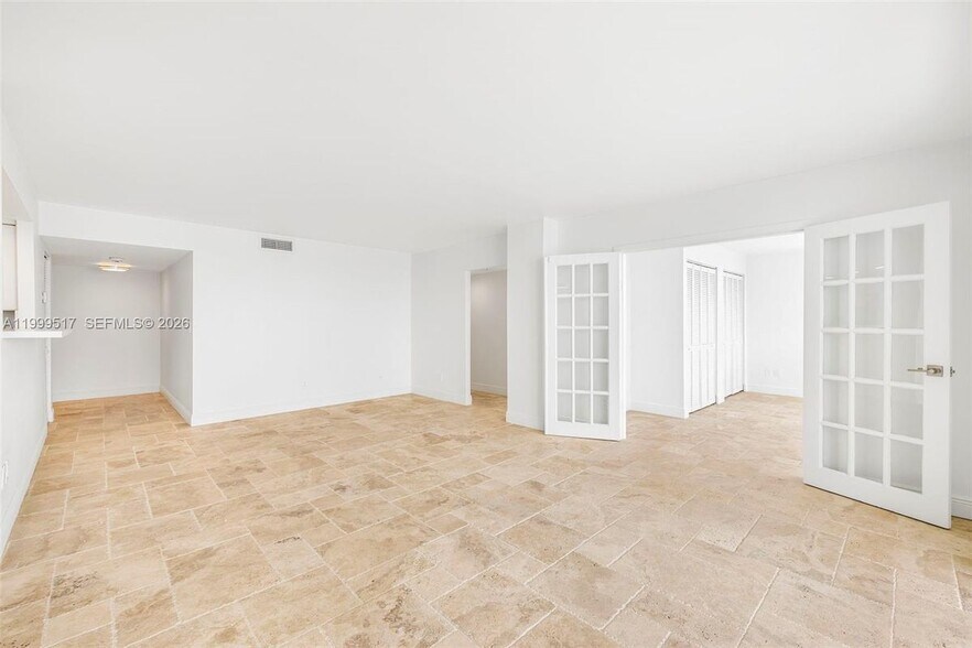 Building Photo - 1420 Brickell Bay Dr