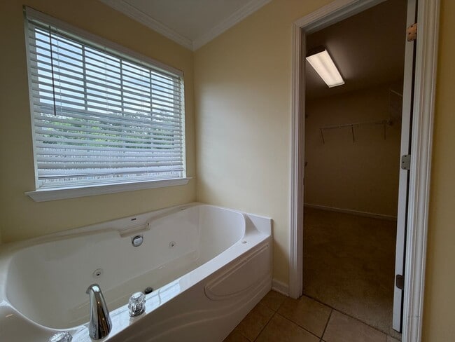 Building Photo - Brick 3/2 House in West Rome- $1,795