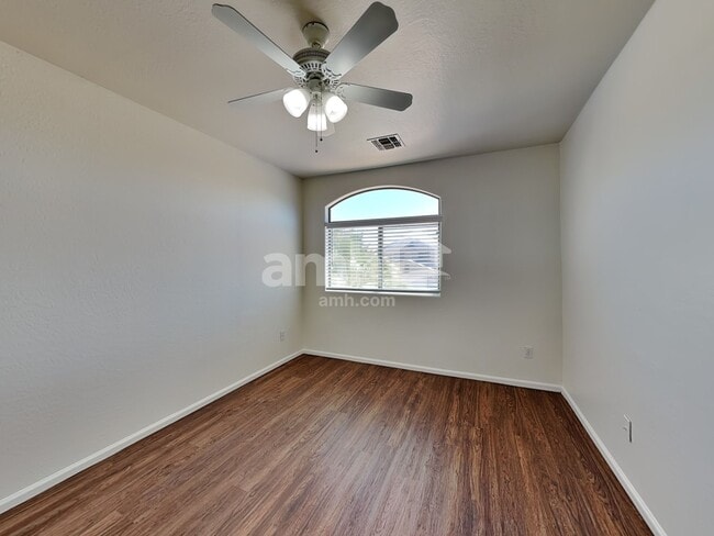 Building Photo - 446 E Kelsi Ave