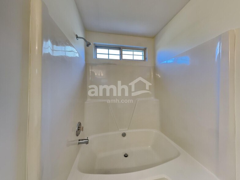 Building Photo - 127 Bathurst Ln