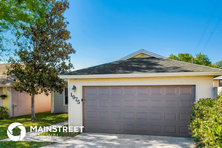 Building Photo - 1975 Blue Bird Run W