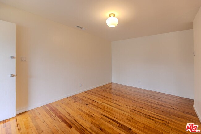 Building Photo - 302 N Maple St