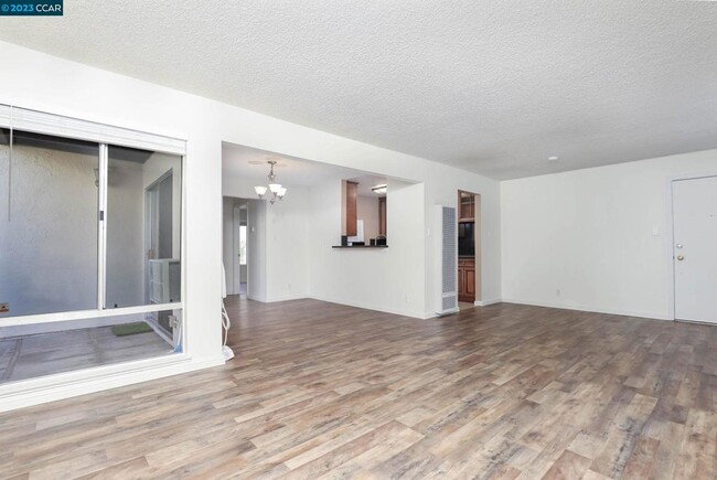 Building Photo - 2500 Laguna Cir
