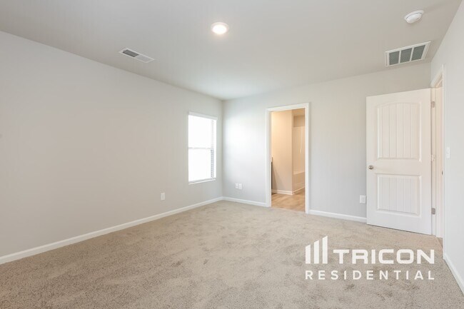 Building Photo - 927 Equine Dr