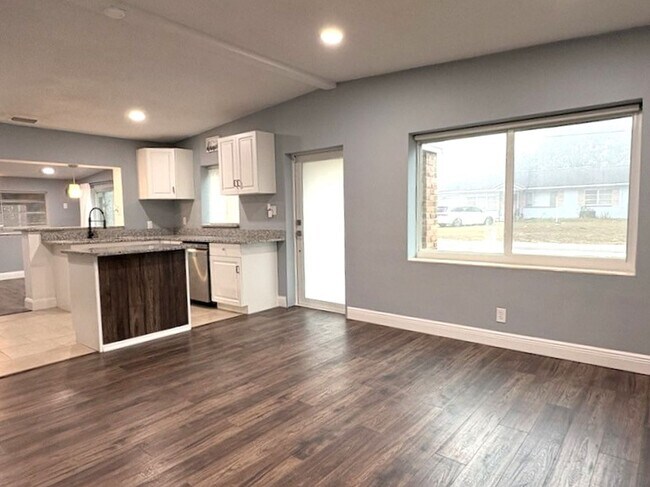Building Photo - Beautifully Updated DeLand Home with Huge Fenced Backyard!!!