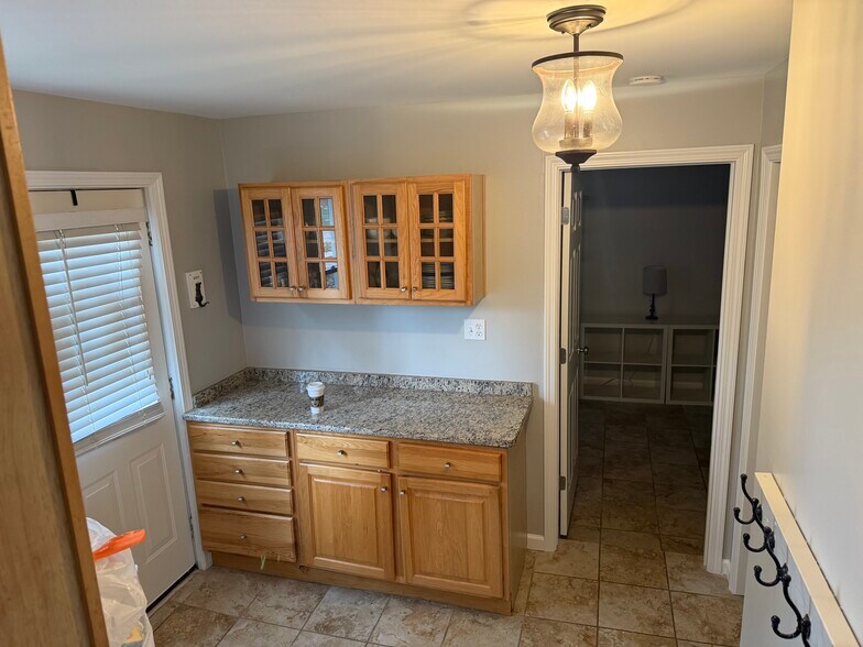 Foyer off side door - 23072 Lilac St