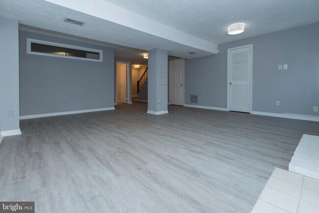 Building Photo - 48 Pontiac Way