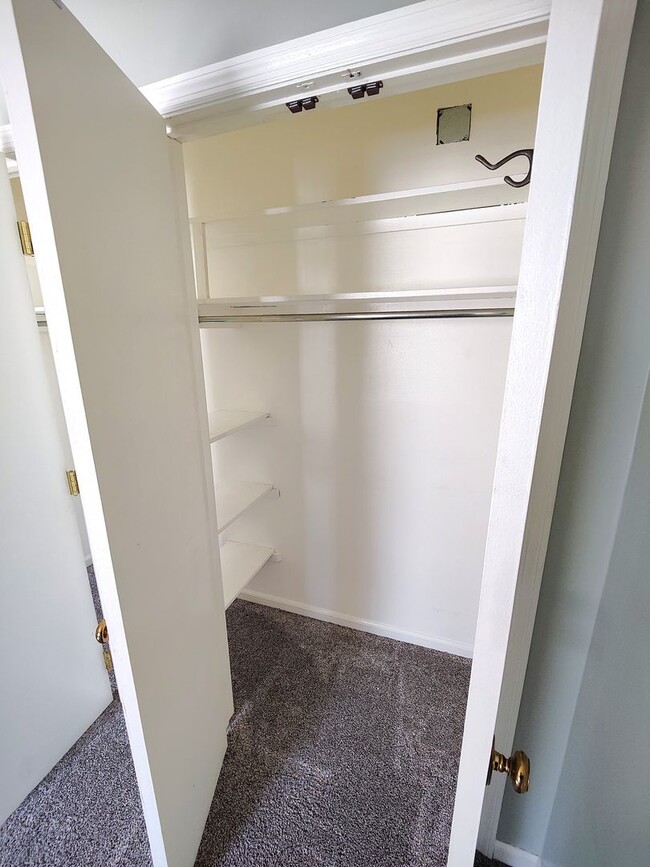 Building Photo - *Updated 1BD/1BA Condo Available in Scott ...