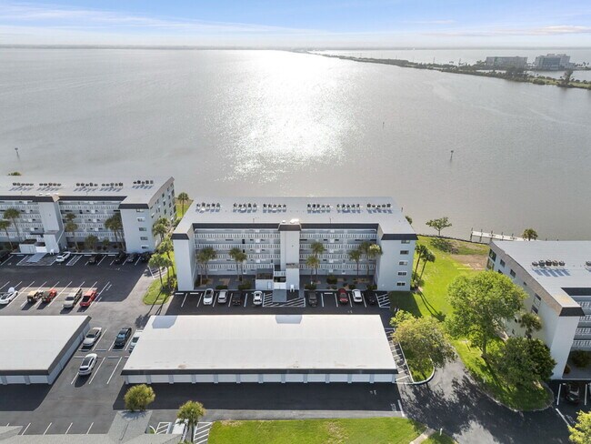 Building Photo - Four Seasons River Front Condo