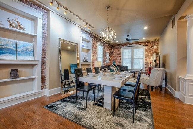 Building Photo - 612 Center St