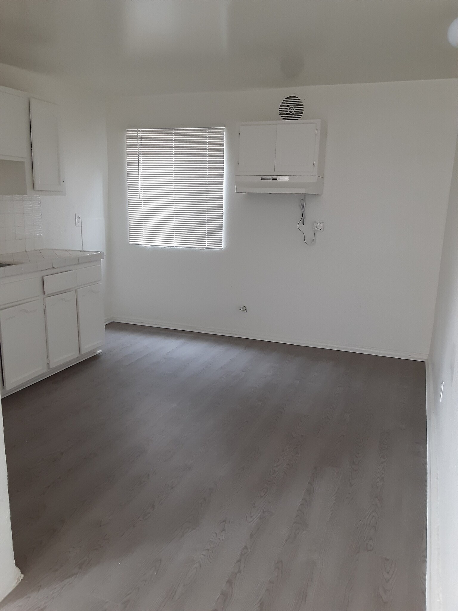 Building Photo - 833 W 79th St