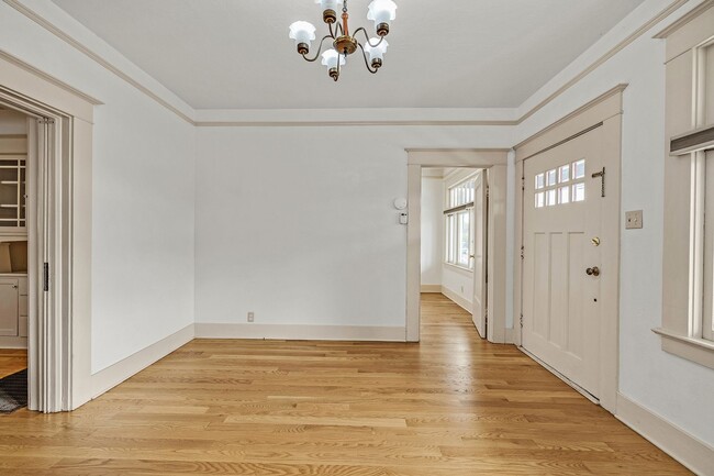 Building Photo - Classic 1910 Craftsman home