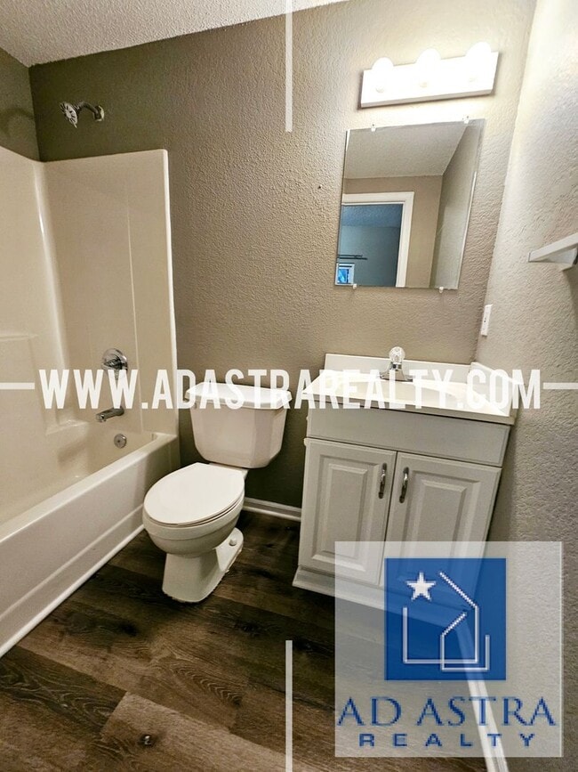 Building Photo - 2 Bedroom 2 Bath Townhouse in North Kansas...