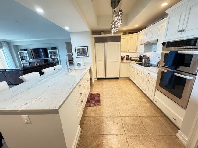 Building Photo - Seasonal/short term 3/2 renovated Ritz Carlton beauty with long water views