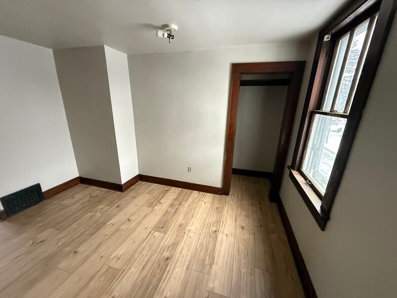 Building Photo - 818 N Van Buren St