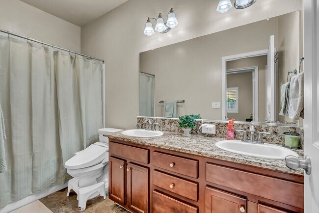Building Photo - Charming 3 bedroom 2 bathroom home located...