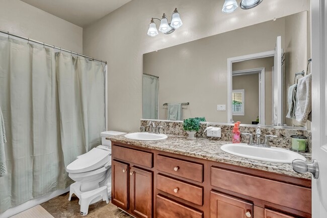 Building Photo - Charming 3 bedroom 2 bathroom home located in Hanford
