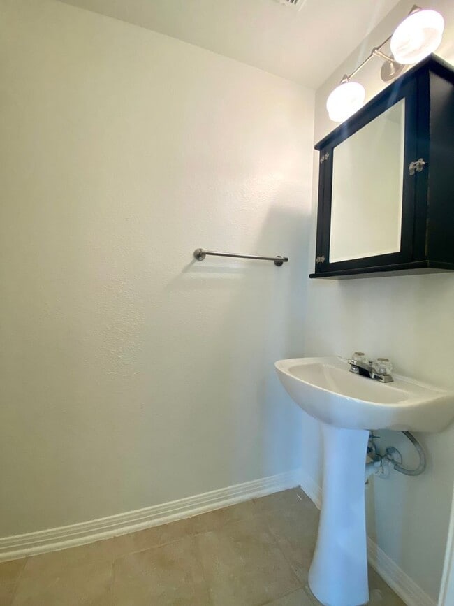 Building Photo - Lovely home in desirable Scofield Farms!