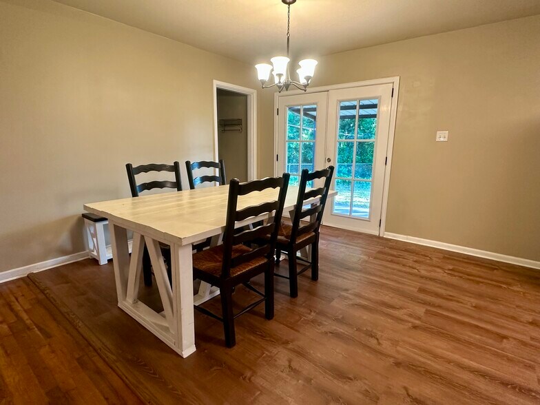 Building Photo - 1316 Eastview Dr