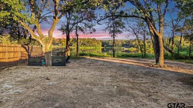 Building Photo - 409 Willow Dr