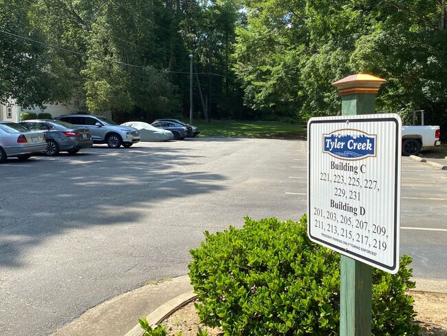 Building Photo - Tyler Creek condo convenient to Carolina a...