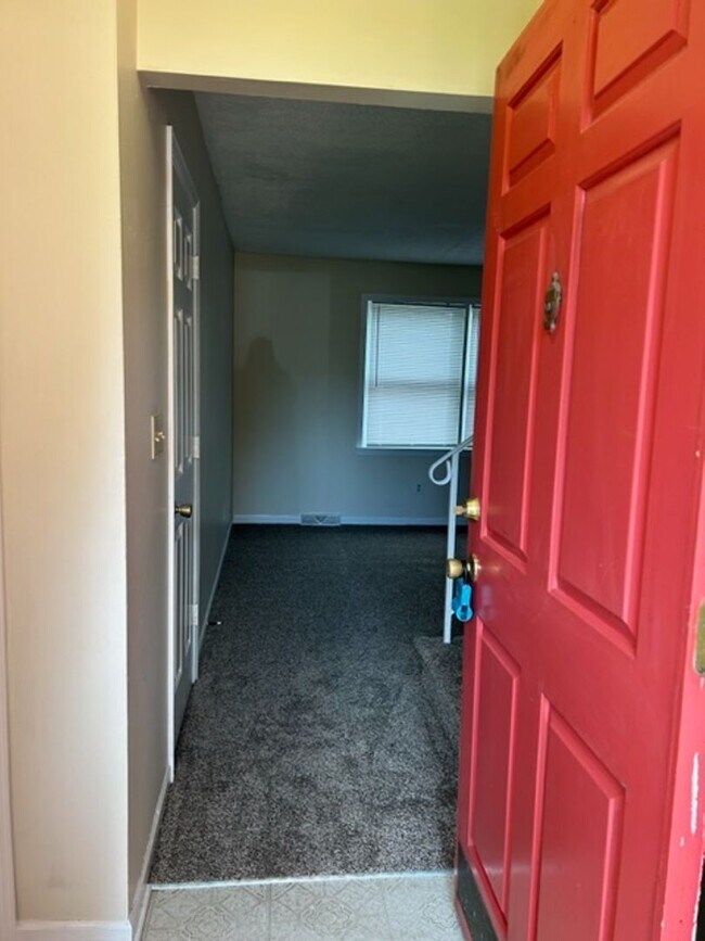 Building Photo - 481 Woodview Dr