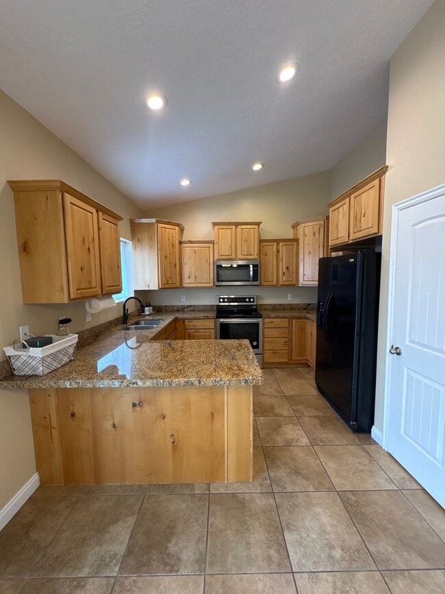 Building Photo - Beautiful 6 bedroom Single Family Home