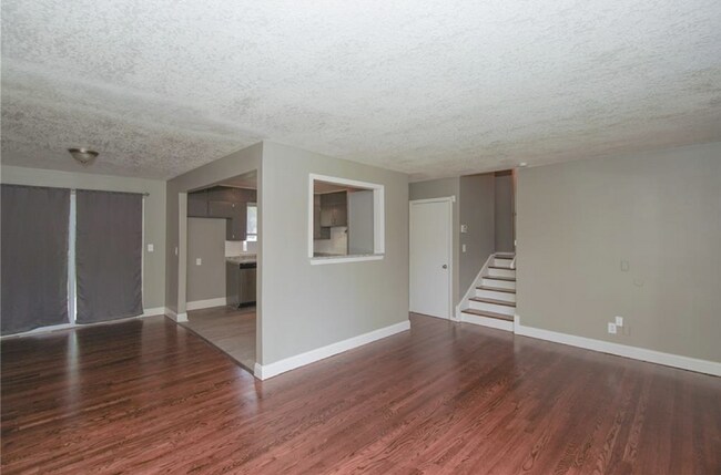 Building Photo - Beautiful 3 Bedroom / 1.5 Bath *Large Corner Lot* 2 Car Garage