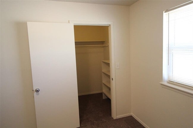 Building Photo - 112 NE 12th St