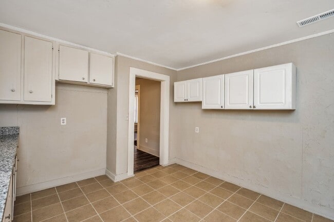 Building Photo - Spacious 4-Bedroom Beauty in Sylacauga – Huge Deck, Carport & Tons of Charm!