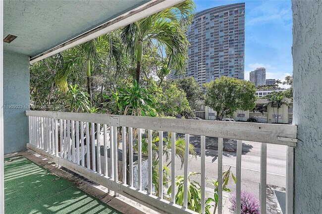 Building Photo - 517 NE 38th St