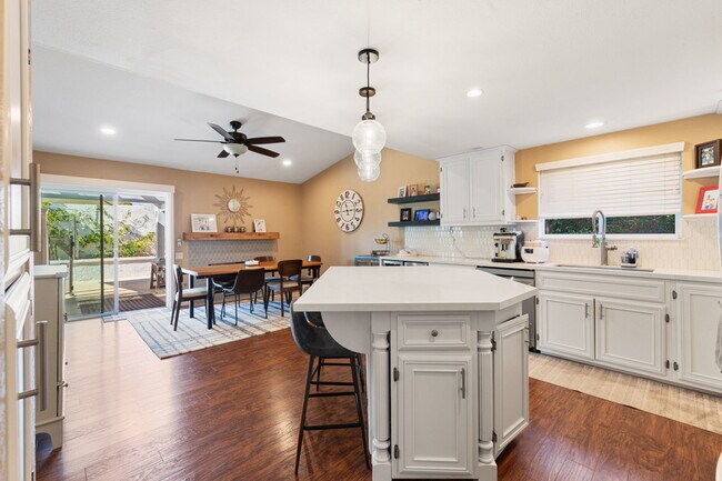 Building Photo - 43911 La Carmela Dr