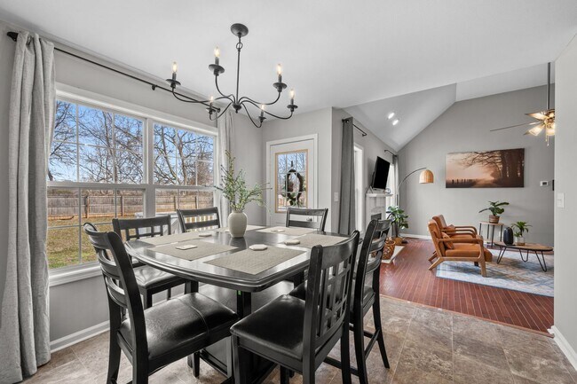 Building Photo - Pet Friendly, Bonus Room and Fenced Backyard!