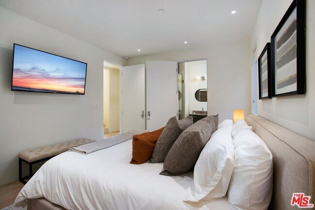 Building Photo - 508 N Sweetzer Ave