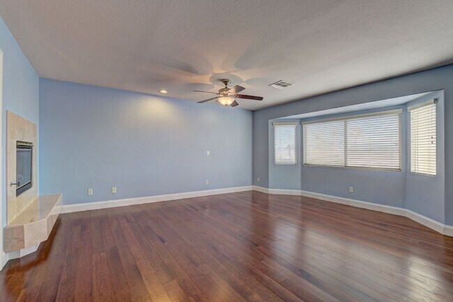 Building Photo - 5 bed / 3 bath / 3 car with Pool & Spa