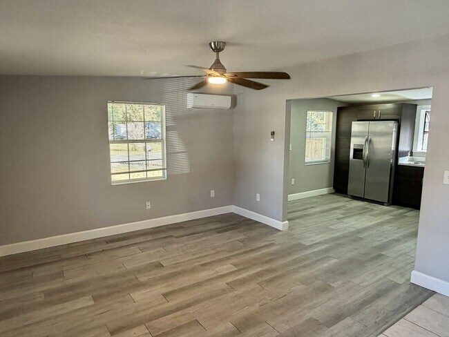Building Photo - Fully Renovated and STUNNING 3 bedroom/1 bathroom home in Tampa!