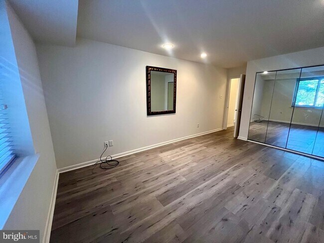 Building Photo - 1637 Oakwood Dr