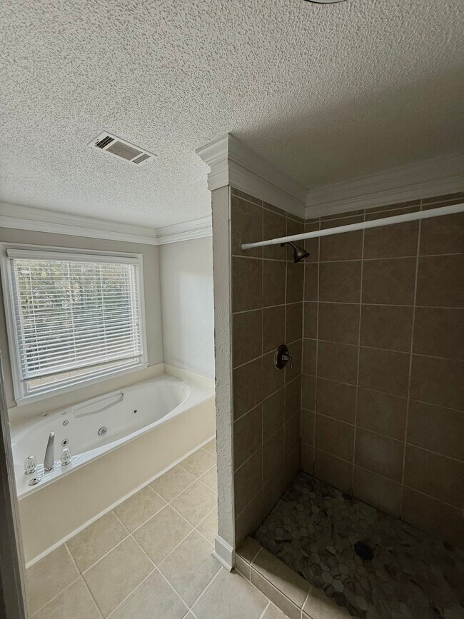 Building Photo - 1601 Willow Way