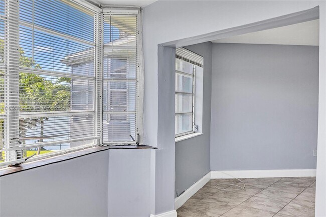 Building Photo - 1715 NE Miami Gardens Dr