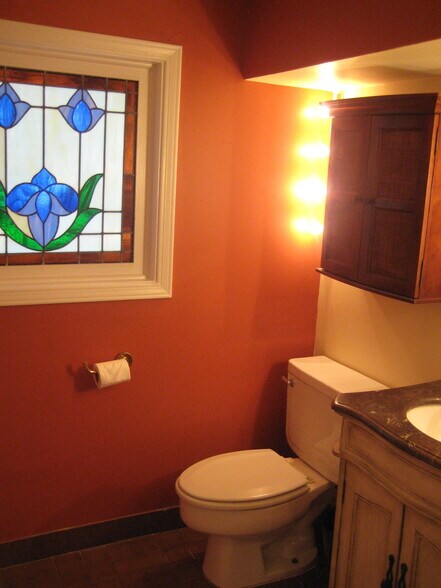 DOWNSTAIRS FULL BATH - 400 Millaudon St