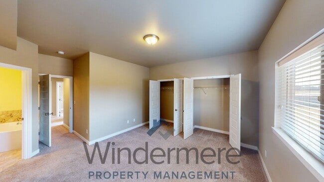Building Photo - 808 NE Bunky Ln