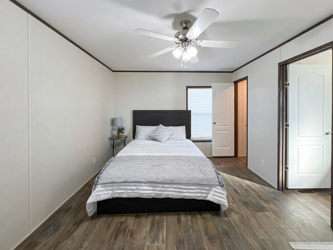 Primary bedroom w/ ceiling fan. - 615 San Rafael