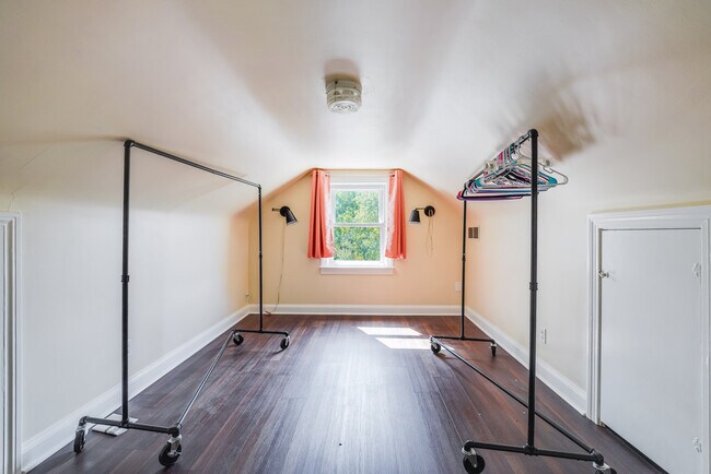 Building Photo - 3000 Meade Ave