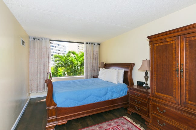 Building Photo - 411 Hobron Ln