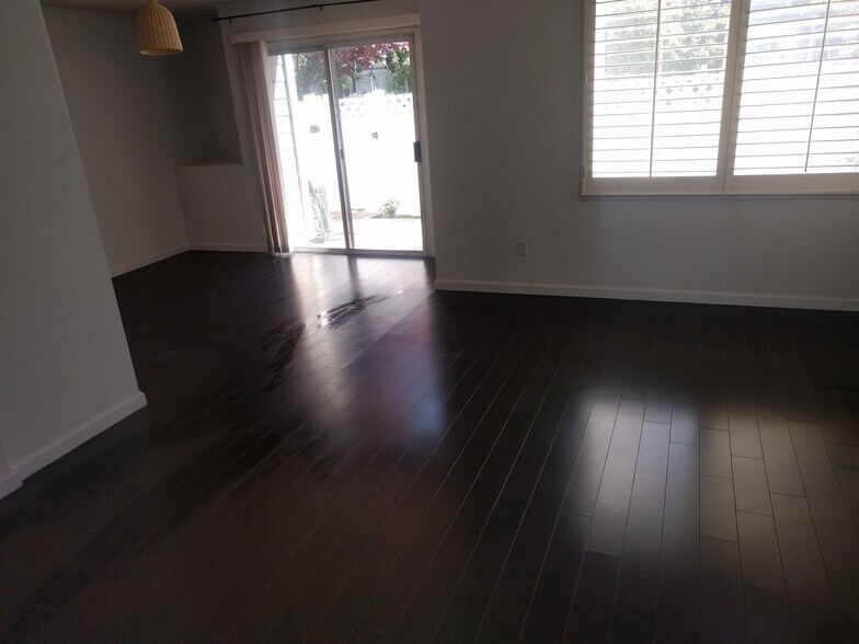 Building Photo - 5674 Impatiens Cmn