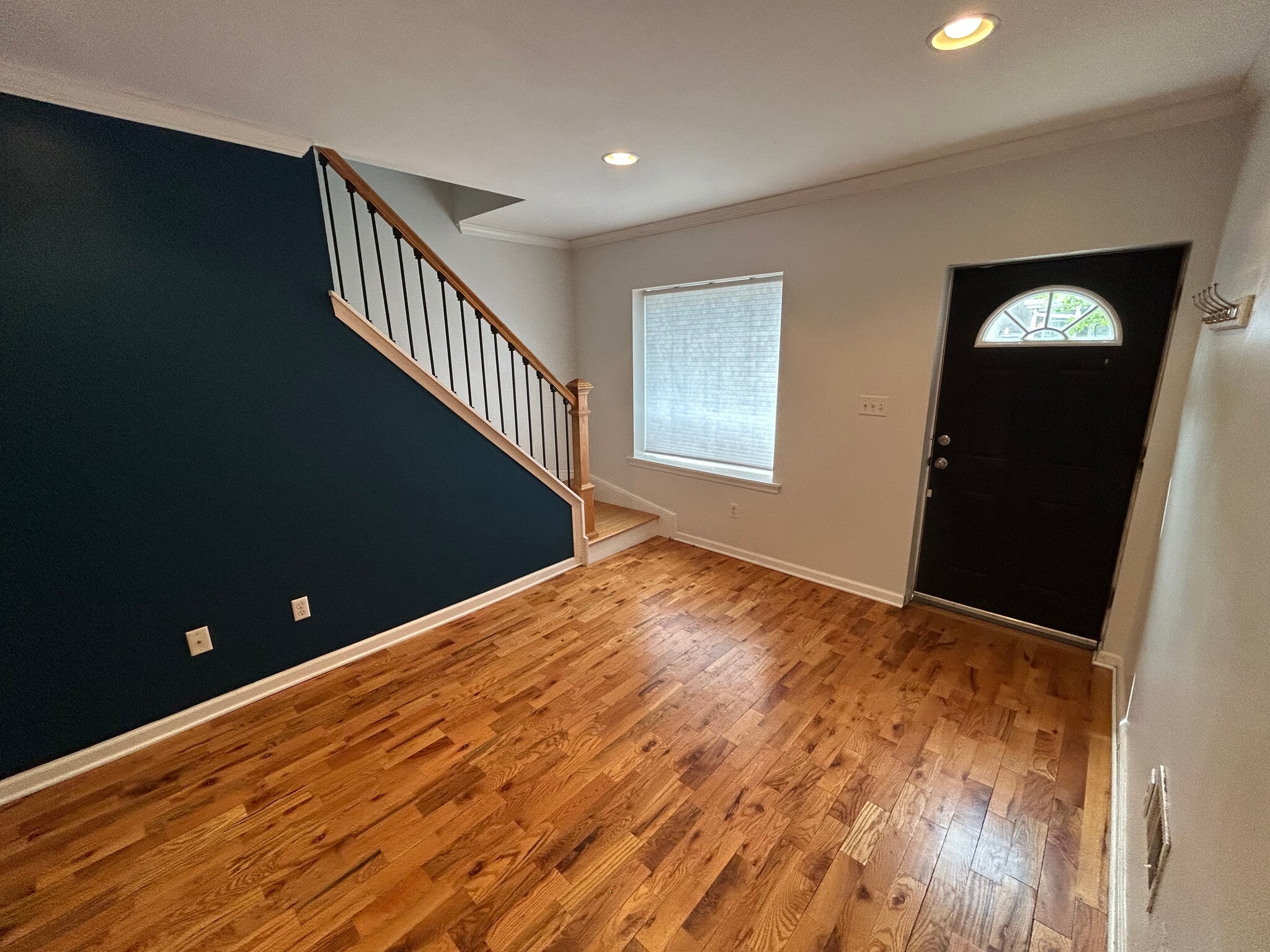 Building Photo - 2027 E Sergeant St