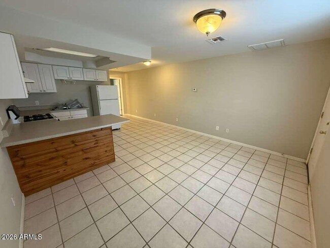 Building Photo - 1810 E 8th St