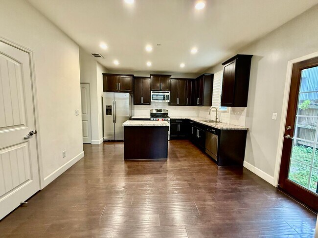 Building Photo - 3 bed plus den patio home