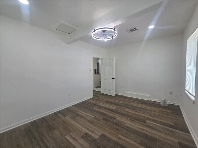 Building Photo - 5102 Avenue L