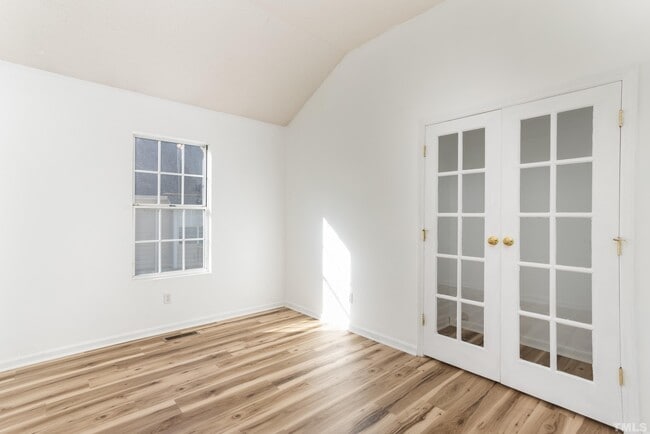 Building Photo - 326 Wilson St